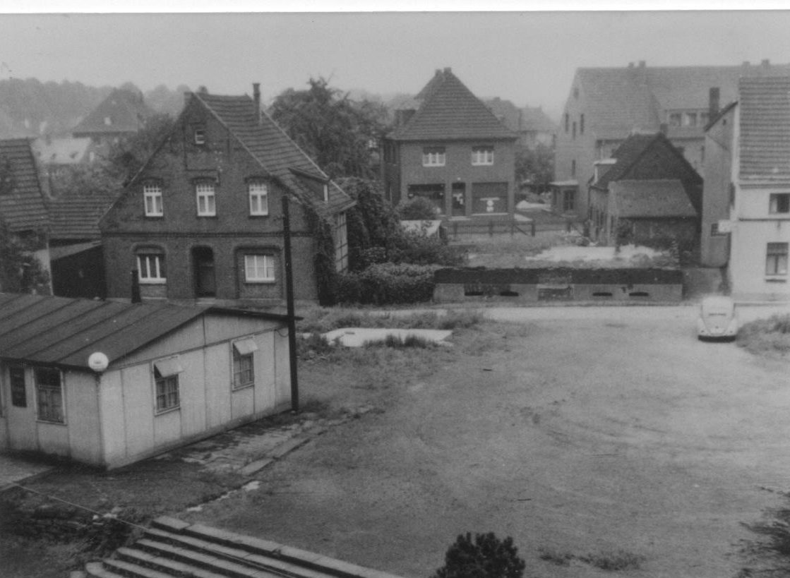 Nach dem Zweiten Weltkrieg: Baracke Steinmann, Haus Maus, Ruine Gülker, dahinter Bebauung an der Hauptstraße