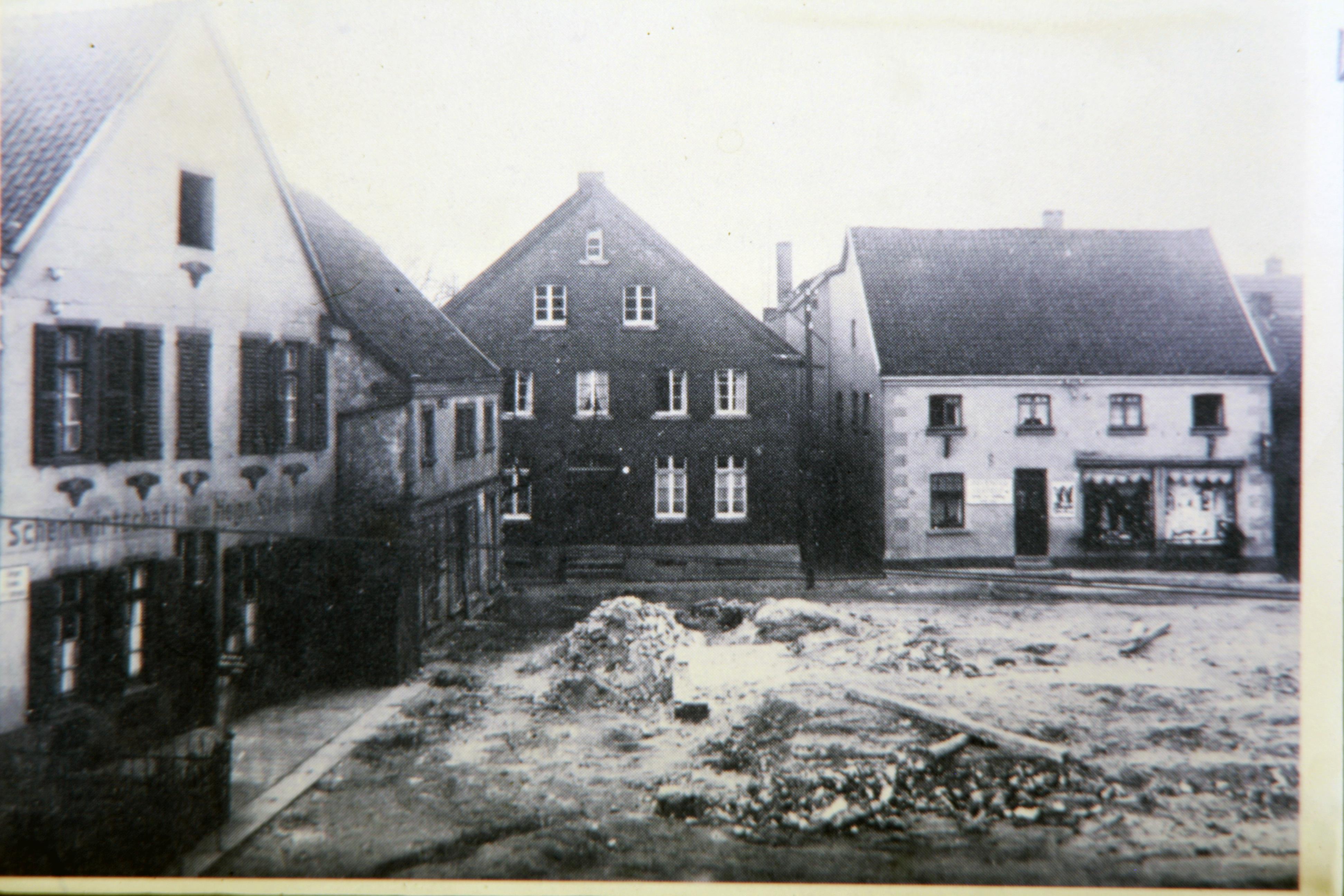Blick auf die Häuser Steinmann, Huthmacher, Gülker und Ahrens (v.l.) nach dem Abbruch der alten Kirche